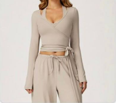 Leven Two-Piece Women’s Gym Set – Yoga & Pilates Ready Sand